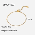 Cavigliera in acciaio inossidabile dorato 18K con croce e perle sottili su bianco - Stile Perline Dorate (JDA201022)