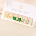 Detalle macro de tres pares de pendientes cuadrados de acero inoxidable en oro y verde - Acero inoxidable/Zirconia / Juego Cuadrado Geométrico Dorado (KE115202-HM)