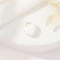Joli pendentif cœur blanc avec bordure dorée sur un élégant fond floral blanc - Coeur Blanc