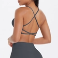 Détail d'une brassière de yoga gris foncé avec bretelles croisées au dos et tissu mat - S / Hauts / Marron châtaigne