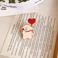 Broche de esmalte de perrito con globo de corazón rojo y rosa en marco dorado - Perro beige con rosa y globo de corazón