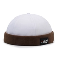 Bonnet docker rétro en coton blanc avec bord en tricot marron et écusson logo mode - Réglable / Blanc