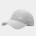Detail van lasergesneden ventilatieopeningen op een sneldrogende sportieve baseballcap - Verstelbaar / Lichtgrijs