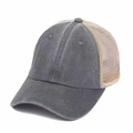 Dettaglio del tessuto a rete traspirante e del cotone lavato sul cappellino trucker - Regolabile / Grigio