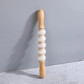 Manuelles Massagegerät aus Holz mit fünf weißen Stachelkugeln für die Muskeltherapie - Leder-Fünfrad-Massagegerät