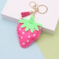 Dettaglio portachiavi a fragola in pelle rosa con pois bianchi, foglie verdi e nappe - Chiusura a Catena Dorata / Rosa rossa brillante
