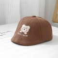 Détail du béret marron pour bébé avec broderie ours et texte Sweet Bear sur le devant - 50cm 1-3 Ans / Café
