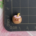 Dettaglio macro ciondolo succo di cocco in resina con righello mostra misura 1,5cm - Succo di Cocco Sorriso Rotondo