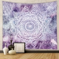 Dettaglio dell'arazzo mandala viola appeso alla parete in una stanza dallo stile minimal - 73X95CM / Tessuto spazzolato