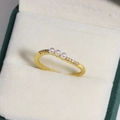 Detailaufnahme eines Goldrings mit drei weißen Perlen und Diamanten in einer Geschenkbox - Drei Perlen Reihe Stil (Gold 5)
