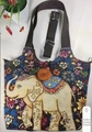 Detail der Ethno-Canvas-Tasche mit bunter Elefantenstickerei und großem Holzknopf - Stil 11-Dunkelblau Elefant Blumen