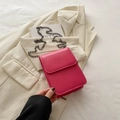 Piccola borsa a tracolla rosa acceso in pelle PU con catena su blazer bianco - rosa acceso