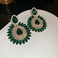 Dettaglio di orecchini a goccia in cristallo verde scuro con finitura in oro e strass - Perno in argento - Oro - Verde