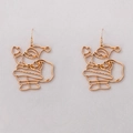 Goldene hohle Weihnachtsman-Ohrringe mit Fischhaken-Aufhängern auf grauem Hintergrund - Weihnachtsmann / Gold