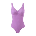 Détail du maillot de bain une pièce violet clair avec tissu gaufré et décolleté en V - Violet
