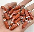 Polierte hexagonale Rote-Jaspis-Kristall-Anhänger mit silberfarbenen Metallösen - Nur Anhänger / Goldfluss
