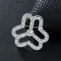 Broche fleur argentée avec strass scintillants et centre en cristal sur cuir noir - XD10467-1 Argent