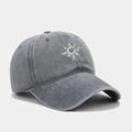 Detalle del bordado de sol blanco en la gorra de béisbol vintage de algodón gris oscuro - Ajustable / Gris