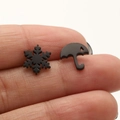 Pendientes de botón con diseño de copo de nieve y paraguas en color negro mate - Negro Mate