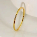 Minimalistischer 18K vergoldeter Titanring mit drei eingelegten glitzernden Zirkonia-Steinen - US 5 / Gold Drei Steine
