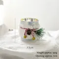 Photophore de Noël en verre avec fausse fourrure blanche, pommes de pin et clochettes - Argent avec Bordure en Peluche (8x7.5cm/190g)