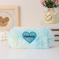 Dettaglio della trousse in peluche sfumata con toppa a cuore arcobaleno glitterata - Cuore (Cerniera Blu)