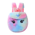 Dettaglio di uno zaino unicorno in peluche con pelliccia tie-dye colorata e paillettes - Borsetta Colorata Occhi Grandi