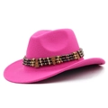 Détail d'un chapeau de cow-boy rose en feutre avec ruban ethnique perlé sur blanc - Rose rouge