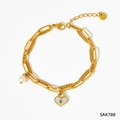 Détail du bracelet multicouche en acier doré avec pendentif cadenas cœur et perle - Bracelet Double Rang Serrure Cœur et Perle (SAK788)