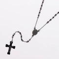 Detalle del collar de rosario negro mate con colgante de cruz y cadena de cuentas - Negro