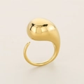 Vue détaillée de la bague goutte dorée polie avec un design minimaliste ouvert - Or (KR112229-HR)