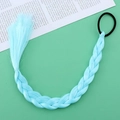Dettaglio treccia finta celeste con elastico per acconciature di capelli da bambina - Blu
