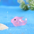 Statuina di delfino in resina rosa luminosa su sabbia blu, lunga 2,6 cm e alta 1,6 cm - Rosa Rossa