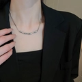 Detailansicht des silbernen Lava-Anhängers mit glatter Schlangenkette im Minimal-Look - Silber Plissiert Geometrisch