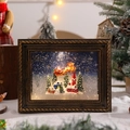 Detalle macro de la caja de música navideña de bronce con escena de Papá Noel y renos - Árbol de Navidad
