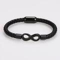 Detalle de pulsera de cuero trenzado negro con símbolo de infinito y cierre magnético - Negro