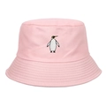 Dettaglio del cappello alla pescatora rosa in cotone con ricamo a pinguino sul davanti - Regolabile / Rosa