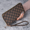 Damen Langbörse mit braunem Monogramm-Muster, Reißverschluss und Handschlaufe - Braun