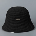 Dettaglio della trama a uncinetto fatta a mano e logo in metallo sul cappello cloche nero - M (56-58cm) / Nero