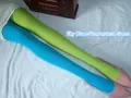 Gros plan sur un collant asymétrique bleu ciel et vert fluo avec des escarpins roses - Entrejambe fermé / Vert fluorescent+Bleu ciel