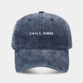 Berretto da baseball in cotone lavato blu navy con ricamo bianco Chill Vibes vintage - Regolabile / Blu navy