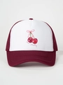 Dettaglio della stampa a ciliegia e testo Have a Good Day sul cappello trucker mesh - Taglia unica / Bianco e Bordeaux