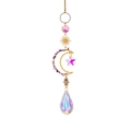 Sonnenfänger-Detail mit Amethyst-Mondrahmen und funkelndem Kristallprisma-Anhänger - Lila
