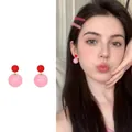 Detailansicht der Doppelkugel-Ohrstecker mit glänzenden roten und rosa Harzperlen am Modell - 5# Silbernadel - Rosa