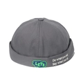 Dettaglio del berretto Miki grigio scuro con patch e ricamo laterale bianco testo - Grigio