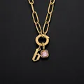 Gouden roestvrijstalen ketting met letter b hanger en roze steen - Letter B / Goud