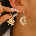 Détail de boucles d'oreilles soleil lune asymétriques dorées avec incrustation de cristaux - Style Asymétrique Soleil Lune (0919) / Or