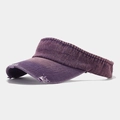 Détail de visière en jean vintage avec bords effilochés en couleur violet foncé - Réglable / Violet
