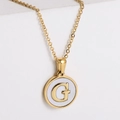 Collar de acero chapado en oro 18k con colgante de nácar y letra G inicial - Letra G