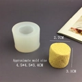Makroaufnahme der 4,5 cm Silikonform und des fertigen gelben 3D Katzenpfoten Zylinders - Mittlere Marshmallow-Form